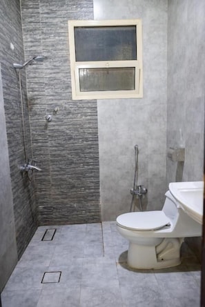 Superior appartement, uitzicht op de stad | Badkamer | Een bad/douchecombinatie, gratis toiletartikelen, pantoffels, handdoeken