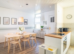Mikrobølgeovn, kokeplater, oppvaskmaskin og kaffetrakter/tekoker