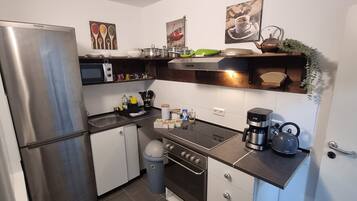 Kühlschrank, Mikrowelle, Herdplatte, Wasserkocher mit Kaffee-/Teezubehör