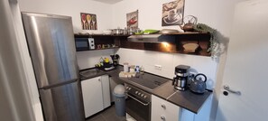 Kühlschrank, Mikrowelle, Herdplatte, Wasserkocher mit Kaffee-/Teezubehör
