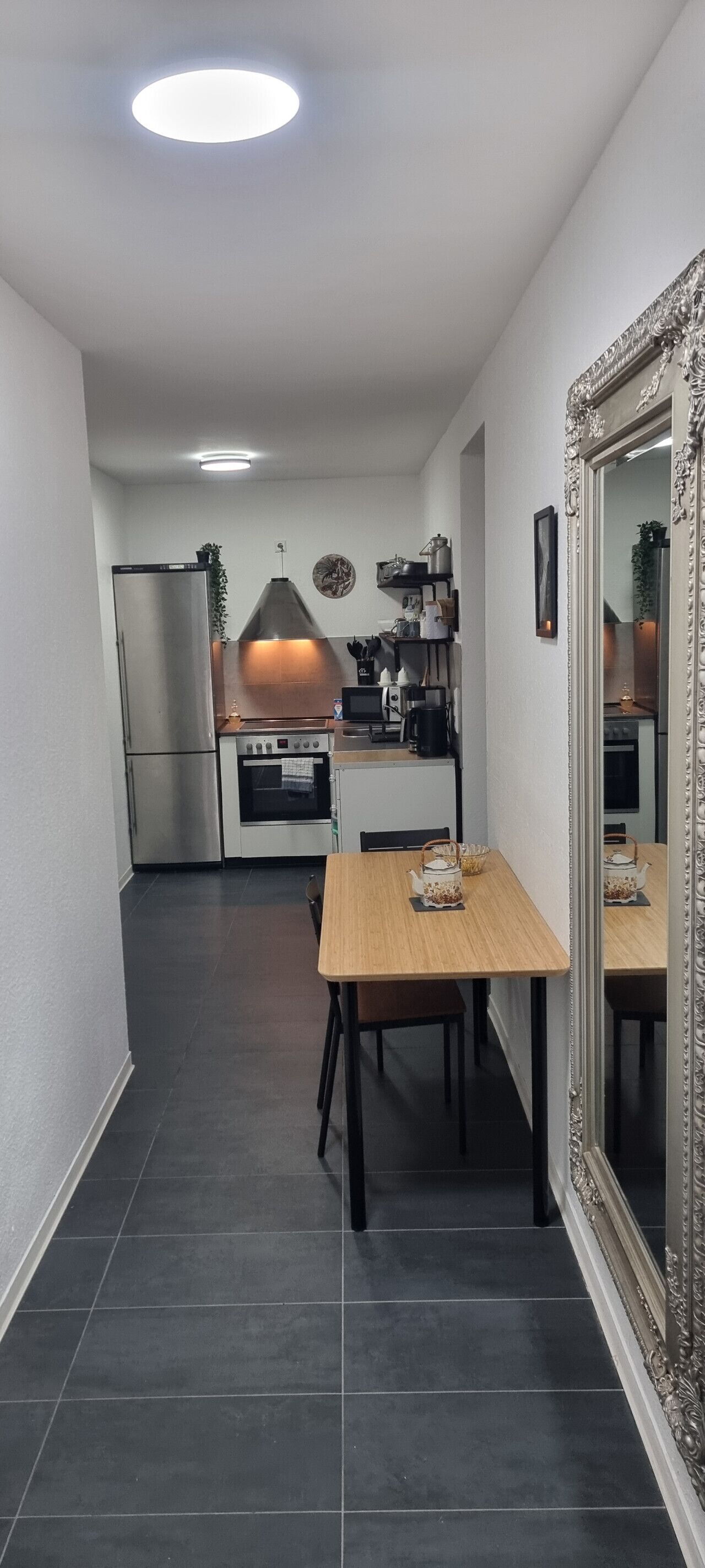 Kühlschrank, Mikrowelle, Herdplatte, Wasserkocher mit Kaffee-/Teezubehör