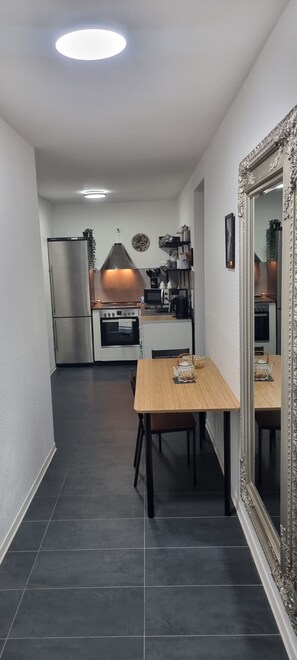 ثلاجة، ميكروويف، موقد طهي مسطح، ماكينة لصنع القهوة/الشاي