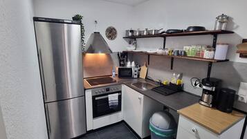Kühlschrank, Mikrowelle, Herdplatte, Wasserkocher mit Kaffee-/Teezubehör