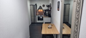 Geladeira, micro-ondas, cooktop, cafeteira/chaleira