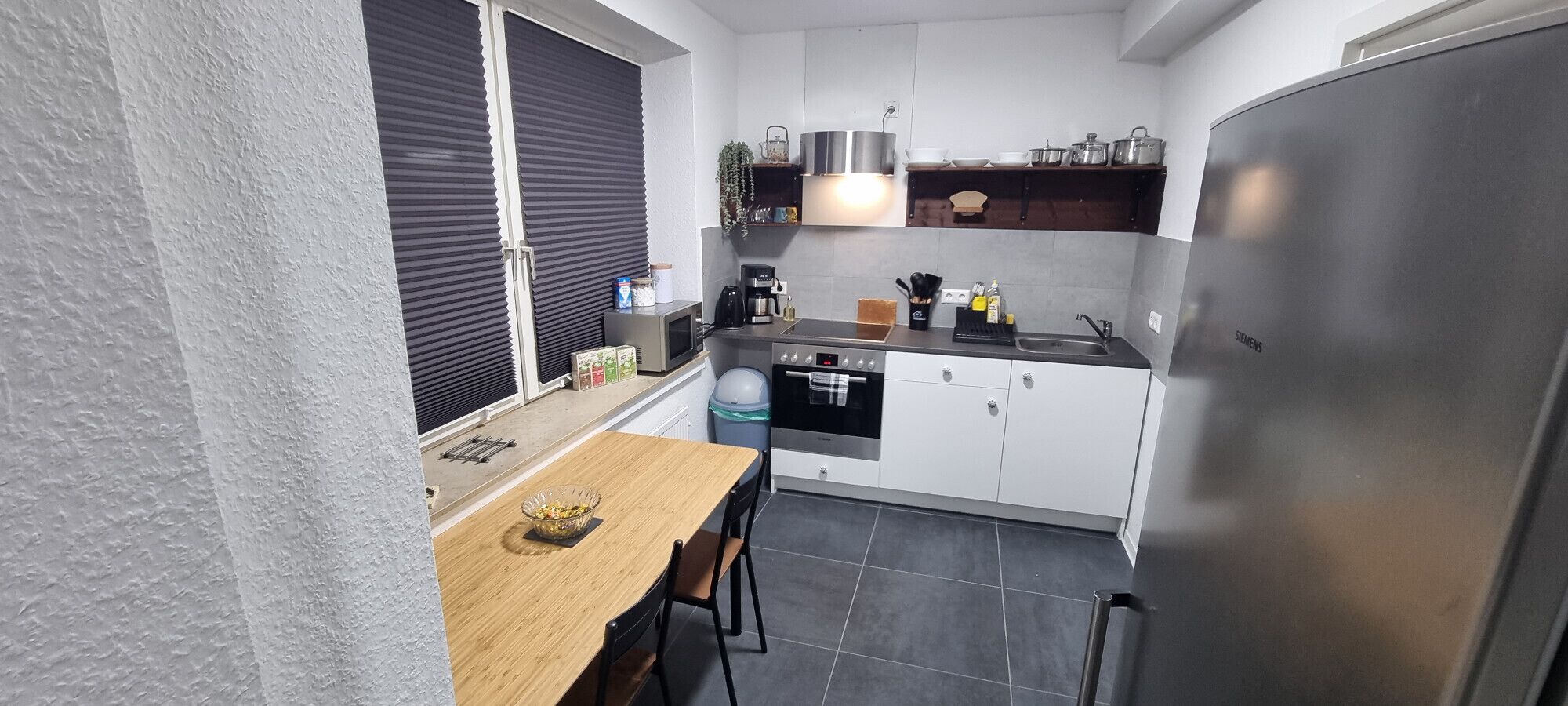 Kühlschrank, Mikrowelle, Herdplatte, Wasserkocher mit Kaffee-/Teezubehör
