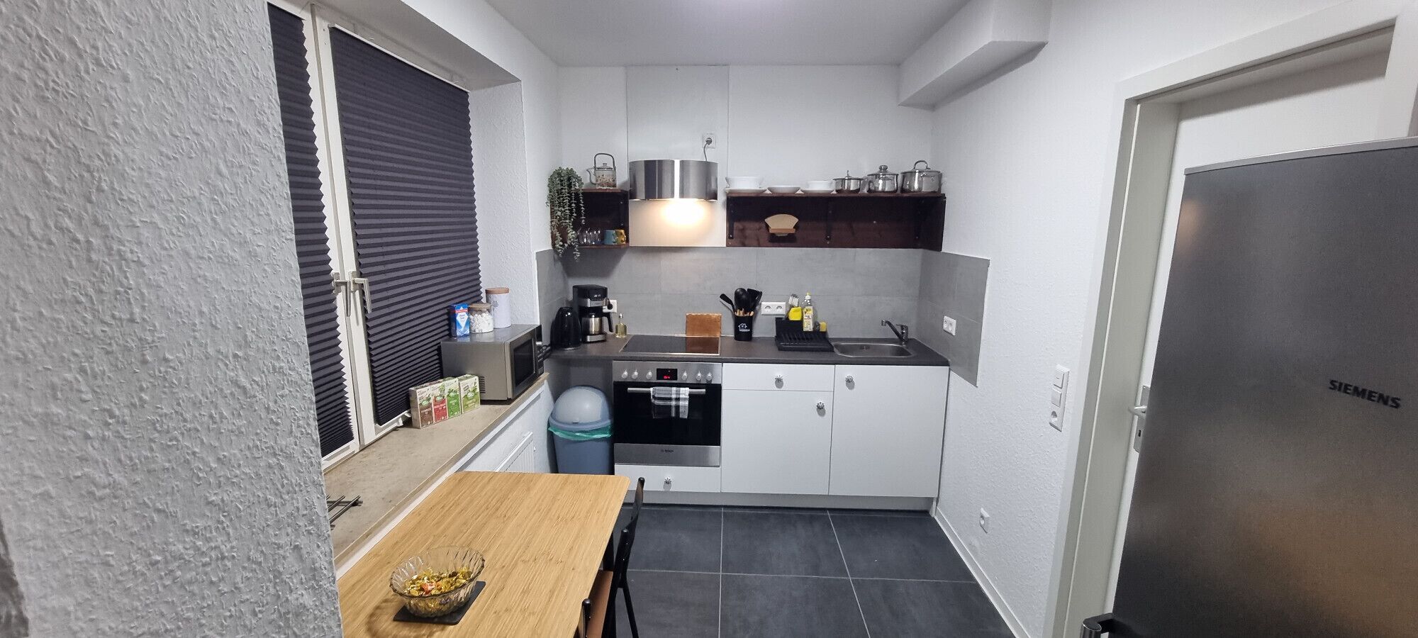 Kühlschrank, Mikrowelle, Herdplatte, Wasserkocher mit Kaffee-/Teezubehör