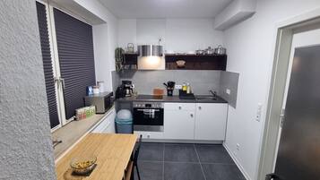 Kühlschrank, Mikrowelle, Herdplatte, Wasserkocher mit Kaffee-/Teezubehör
