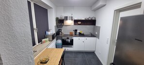 Kühlschrank, Mikrowelle, Herdplatte, Wasserkocher mit Kaffee-/Teezubehör