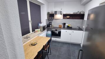 Kühlschrank, Mikrowelle, Herdplatte, Wasserkocher mit Kaffee-/Teezubehör