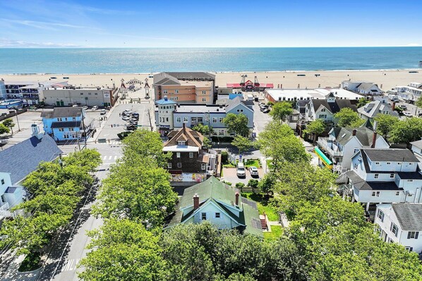 Une ville côtière dotée d’une plage, de maisons et d’un mélange de bâtiments commerciaux et résidentiels.