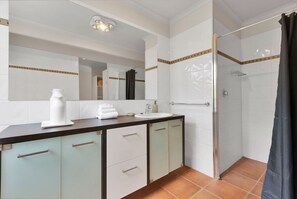 Douche, serviettes fournies