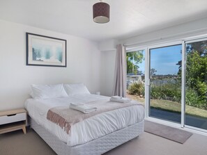 5 bedrooms, free WiFi, bed sheets