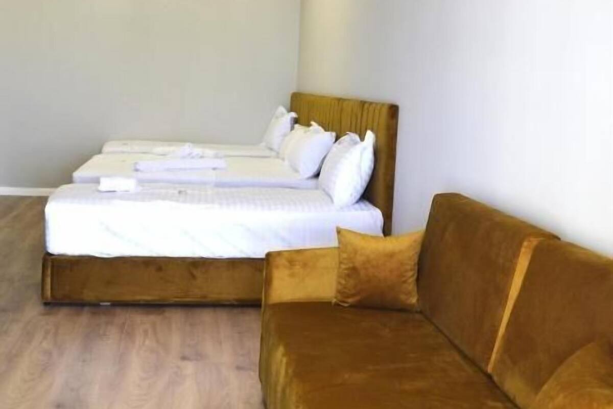 Family Room | Desk, soundproofing, free WiFi, bed sheets