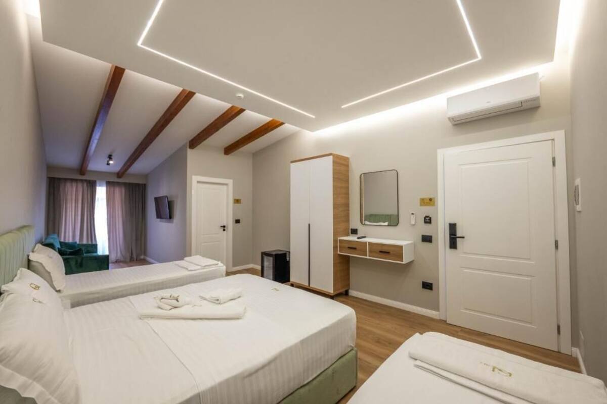 Minibar, desk, soundproofing, WiFi (free)