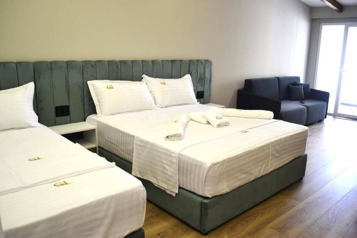Desk, soundproofing, free WiFi, bed sheets