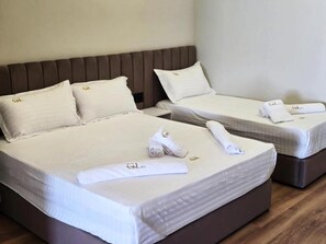 Desk, soundproofing, free WiFi, bed sheets