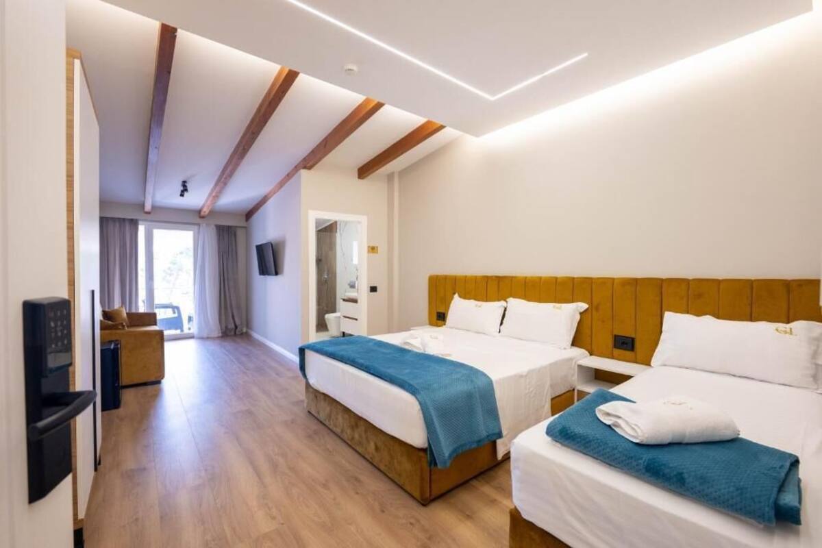 Minibar, desk, soundproofing, WiFi (free)