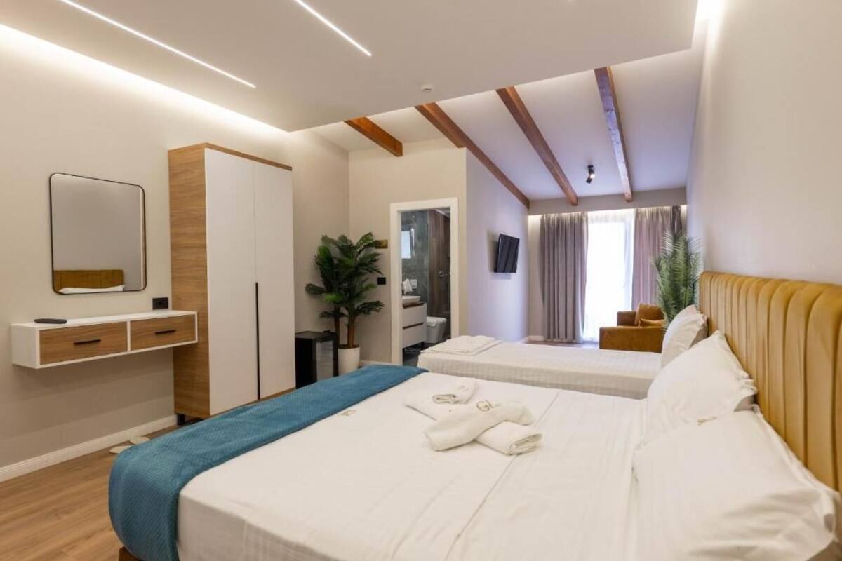 Minibar, desk, soundproofing, WiFi (free)