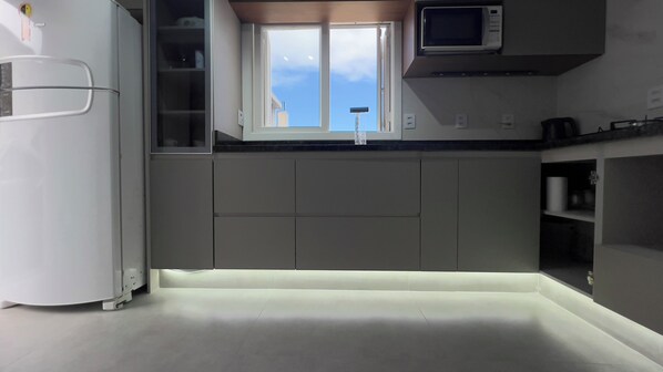 Mikrobølgeovn, ovn og kokeplater