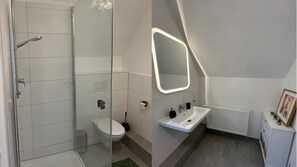 Dusche, Haartrockner, Handtücher, Seife
