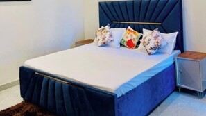 5 bedrooms, iron/ironing board, WiFi, bed sheets - farm house in gurgaon for night stay nearby sohna road (Gurugram)