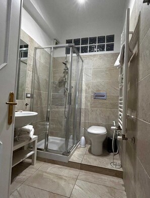 Dutxa, assecador de cabells, bidet i tovalloles