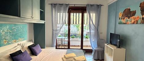 5 bedrooms, iron/ironing board, WiFi, bed sheets