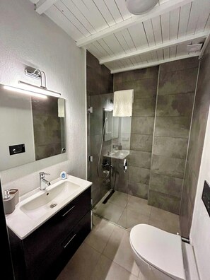 Shower, hair dryer, slippers, towels - Carnaby Butik Otel - Küçükköy  (Ayvalik)