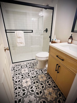 Een haardroger, handdoeken, zeep, toiletpapier