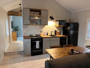 Een koelkast, een microgolfoven, een oven, een kookplaat