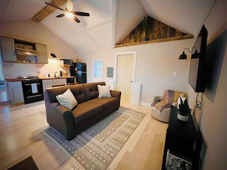 Smart TV, books. NEW!! Cozy Guest House with WiFi, Coffee Bar & Sunsets