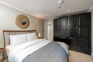 2 bedrooms, desk, iron/ironing board, free WiFi - Gorgeous design 2 bed flat Barons Court Sleeps SIX (London)