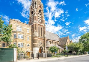 Exterior - Gorgeous design 2 bed flat Barons Court Sleeps SIX (London)