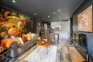 Smart TV - Gorgeous design 2 bed flat Barons Court Sleeps SIX (London)