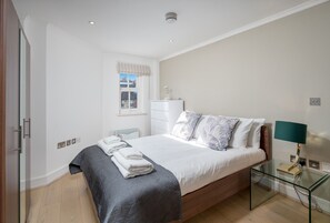 1 bedroom, iron/ironing board, free WiFi, bed sheets - Luxury 1 bed Apt Sleeps 5, Barons Court 5m to tube (Barons Court)