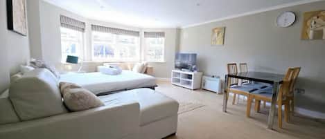 1 habitación, tabla de planchar con plancha, wifi gratis y ropa de cama