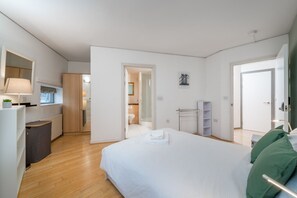 3 bedrooms, desk, iron/ironing board, free WiFi - Lovely 3BD Flat, Parking, sleeps SIX close to O2 (London)