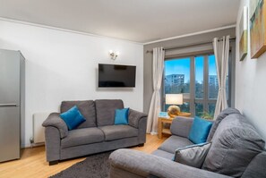 Smart TV, books, offices - Lovely 3BD Flat, Parking, sleeps SIX close to O2 (London)