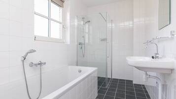 Villa (Schoonhoven 6) | Bathroom