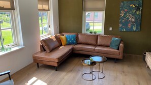 Villa (Schoonhoven Wellness 6) | Sala de estar | Una televisión