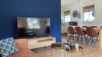Villa (Schoonhoven Wellness 6) | Woonkamer | Een televisie