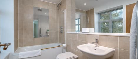 Articles de toilette (gratuits), séchoir à cheveux, serviettes fournies