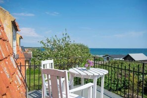 Outdoor dining - Welcome to Gula Gården, a historic gem in the heart of Ljugarn, Gotland (Ljugarn)