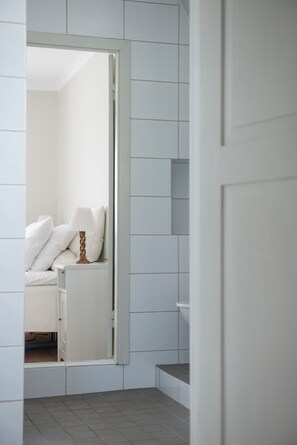 8 bedrooms, iron/ironing board, WiFi, bed sheets