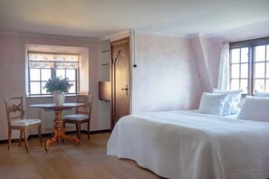 8 bedrooms, WiFi, bed sheets - Welcome to Gula Gården, a historic gem in the heart of Ljugarn, Gotland (Ljugarn)