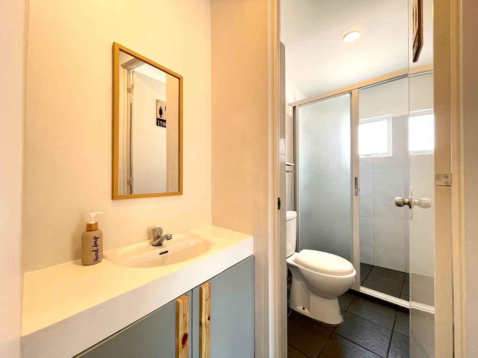 Kamar Triple Deluks | Kamar mandi | Perlengkapan mandi gratis, kloset, handuk, dan sabun