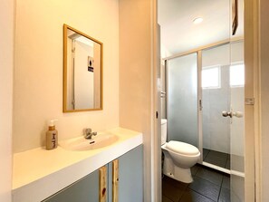Deluxe driepersoonskamer | Badkamer | Gratis toiletartikelen, een bidet, handdoeken, zeep