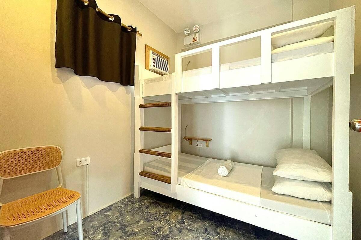 Chambre avec lits jumeaux | 1 chambre, rideaux occultants, Wi-Fi gratuit, draps fournis