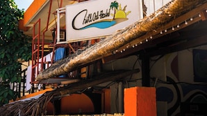 Un edificio con un cartello che riporta "Chill Out Hostel" e un altro che indica "Chill Out Hostel è di proprietà di Chill Out Hotel, Inc.".