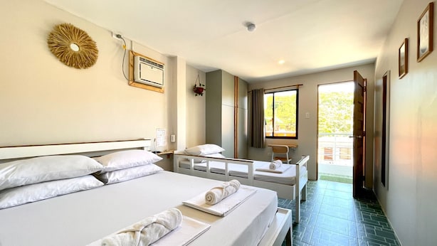 Una camera d'albergo con un letto grande, una scrivania e vista sull'esterno.